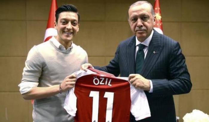 Il calciatore Ozil sceglie come testimone di nozze Erdogan: scoppia la polemica
