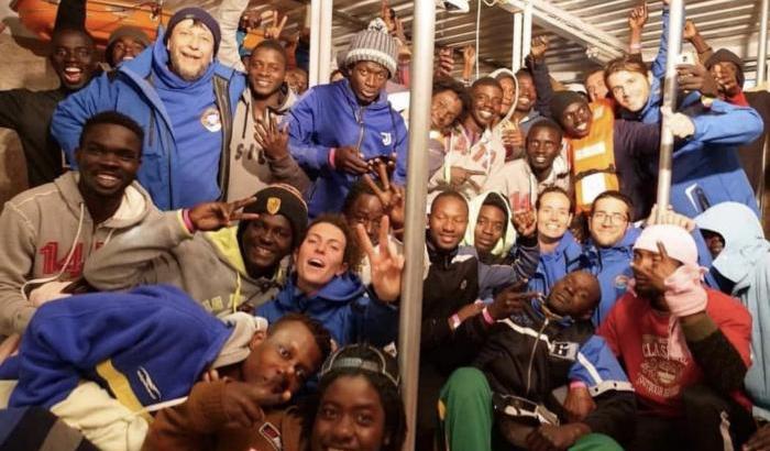 00052312-i-migranti-su-nave-jonio-della-ong-mediterranea I migranti su Nave Jonio della Ong Mediterranea