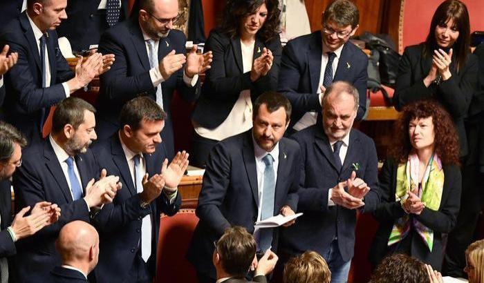Infierire sui migranti non è reato: il Senato non fa processare Salvini
