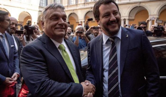 A Salvini i complimenti di Orban: "lui ferma i migranti anche in mare"