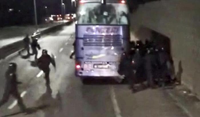 La polizia contro i tifosi bergamaschi dopo Fiorentina-Atalanta