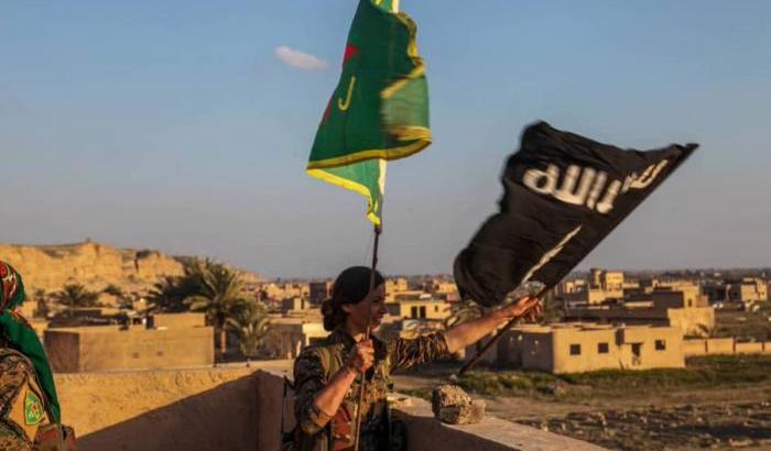 Dove c'era la bandiera nera dell'Isis ora sventola la stella rossa dei curdo-siriani