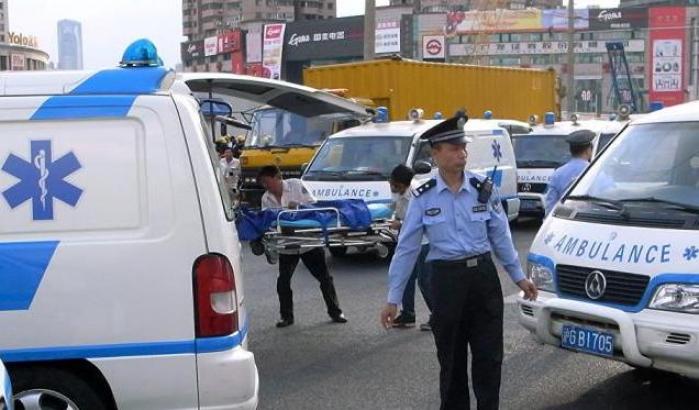 In Cina un'auto a tutta velocità travolge la folla: sei i morti, ucciso l'attentatore
