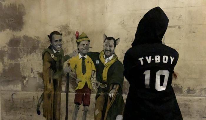 Il gatto Di Maio e la volpe Salvini ingannano il burattino Conte: spunta un murale a Roma