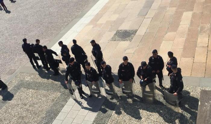 La polizia protegge l'adunata fascista a Milano