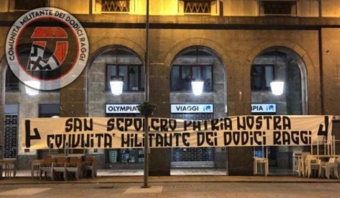 Due manifesti dei neofascisti dei 'Dodici Raggi' compaiono in centro a Varese