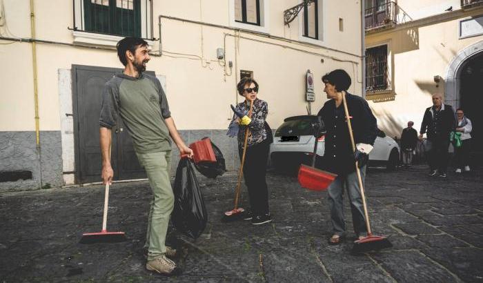 Pulizie di Pasqua, a Salerno un comitato di quartiere si mobilita per bonificare parte della città