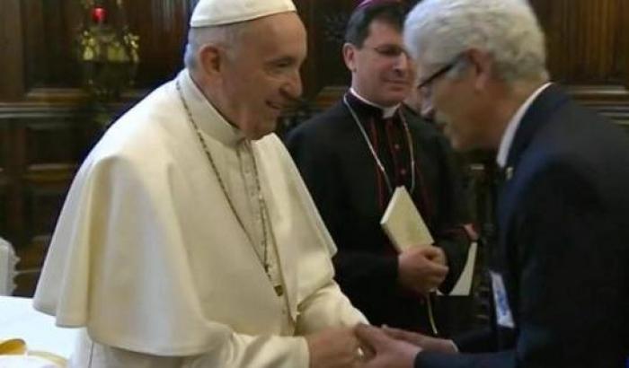Il Papa rifiuta di farsi baciare la mano: il video parodia spopola nel web
