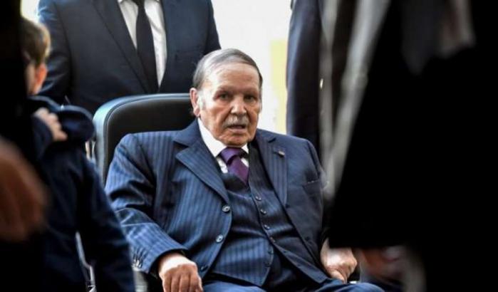 L'esercito algerino "depone" Bouteflika: è incapace di governare