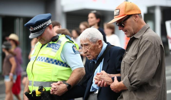 A 95 anni prende quattro autobus per partecipare a corteo anti-razzista in Nuova Zelanda