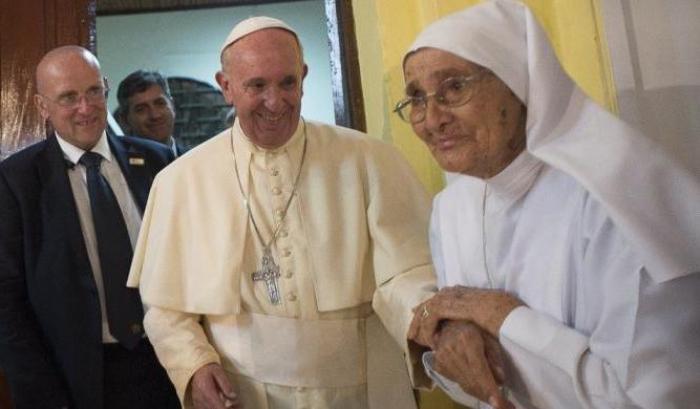 Papa Francesco omaggia la missionaria Maria Concetta e commenta che "In questo mondo voi non fate notizia”