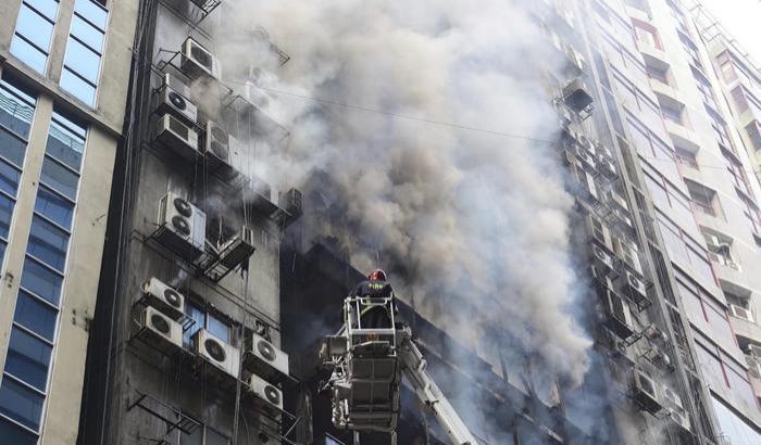 Incendio in un palazzo a Dacca, persone intrappolate