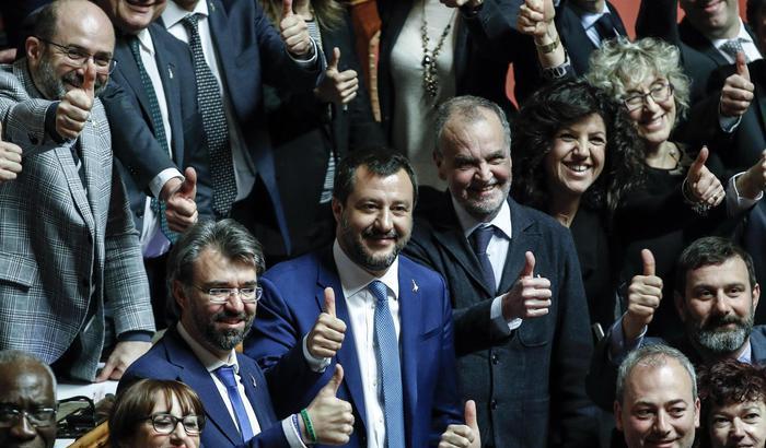 Il vice premier e ministro dell'Interno Matteo Salvini con senatori della Lega in Senato dopo il voto