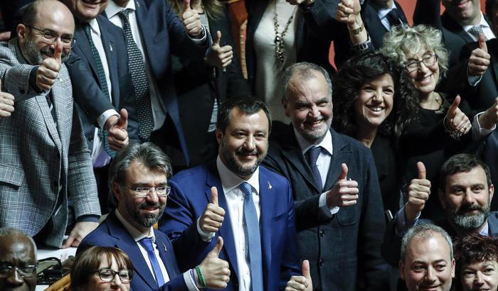 000524C8-il-vice-premier-e-ministro-dell-interno-matteo-salvini-con-senatori-della-lega-in-senato-dopo-il-voto Il vice premier e ministro dell'Interno Matteo Salvini con senatori della Lega in Senato dopo il voto