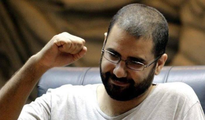 È finalmente libero (dopo cinque anni di carcere) Alaa Abdel Fattah, il blogger icona della Primavera Araba