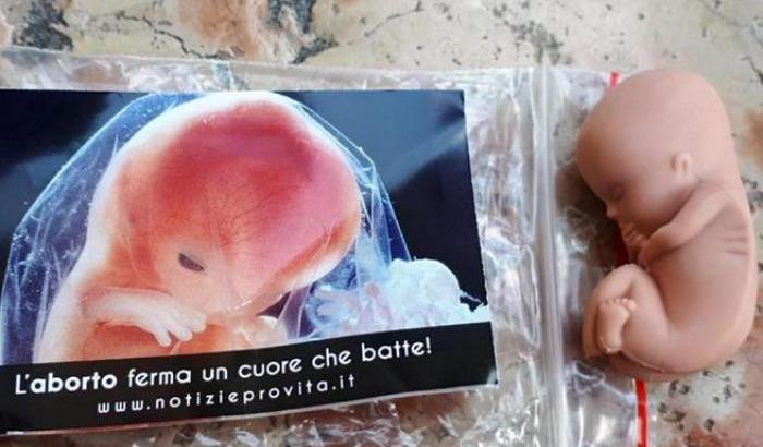 Al Congresso di Verona donato ai partecipanti un feto di plastica come gadget