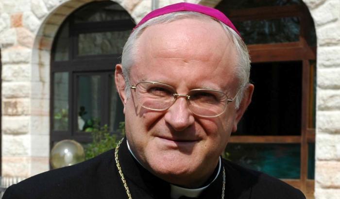L'ipocrisia del vescovo di Verona: "non siamo omofobi, ma i gay devono essere più sobri"