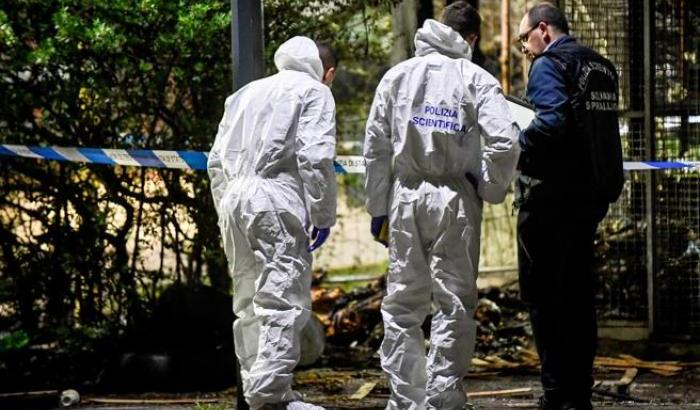 Un cadavere a pezzi e carbonizzato ritrovato in un cassonetto a Milano: arrestati due uomini