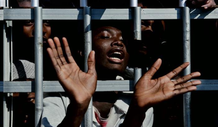 Migranti in un centro di detenzione in Libia