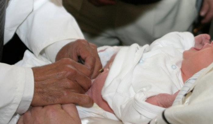 Un altro neonato muore dopo la circoncisione fatta in casa: arrestate la madre e la nonna