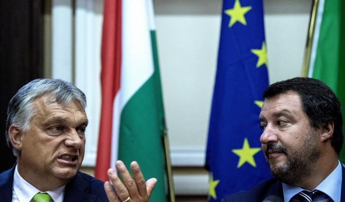 Orban diserta la festicciola sovranista di Salvini per non far arrabbiare il Ppe