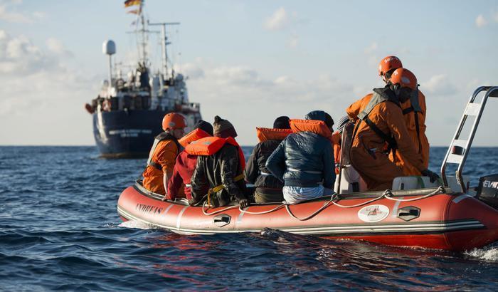 Una nave tedesca soccorre 64 migranti.