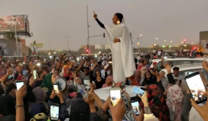 La resistenza in Sudan è donna: si chiama Alaa Salah e ha soli 22 anni