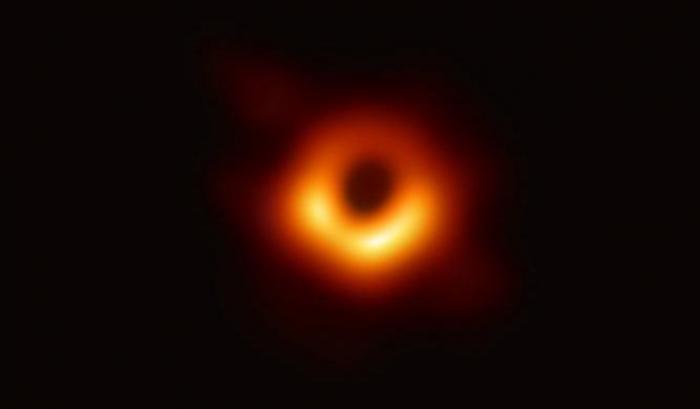 Una foto storica: mostrato per la prima volta il buco nero Messier 87