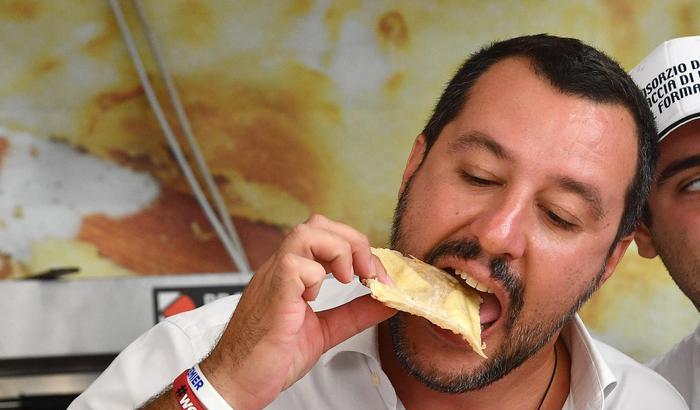 La Lega fa auto-satira: lancia il 'digiuno' per Salvini il capitano di abbuffate