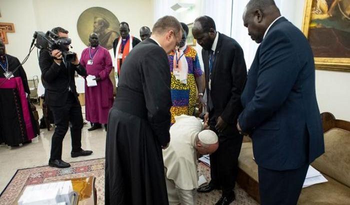 Francesco bacia i piedi ai leader del sud Sudan: il gesto estremo per implorare la pace