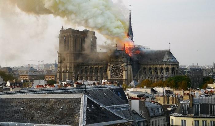 Il devastante rogo alla cattedrale di Notre Dame a Parigi