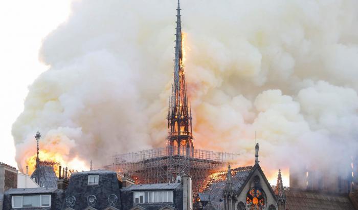 Notre-Dame in fiamme, brucia e crolla un pezzo di storia