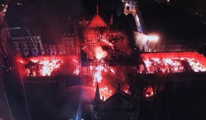 Incendio a Notre Dame a Parigi