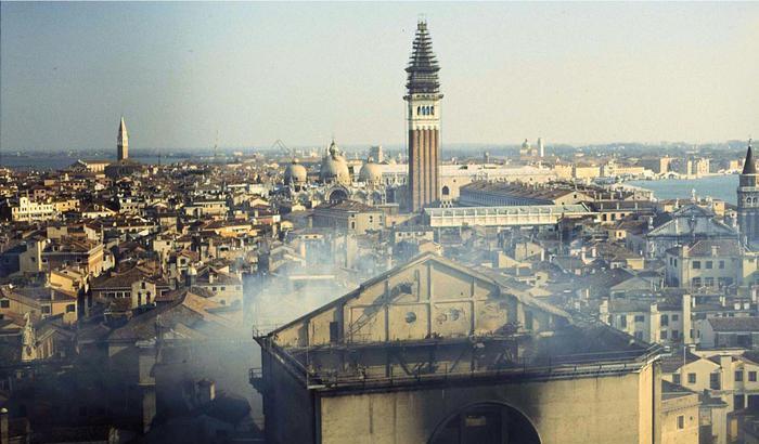 Una veduta del teatro La Fenice, a Venezia, subito dopo l' incendio del 29 Gennaio 1996