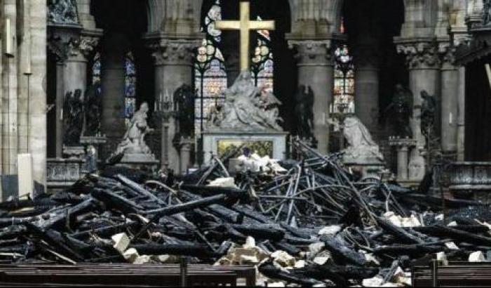 Si indaga per disastro colposo, Notre Dame rimasta quasi mezz'ora senza soccorsi