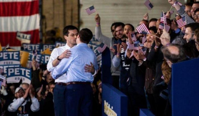 Pete Buttigieg abbraccia suo marito Chasten Glezman