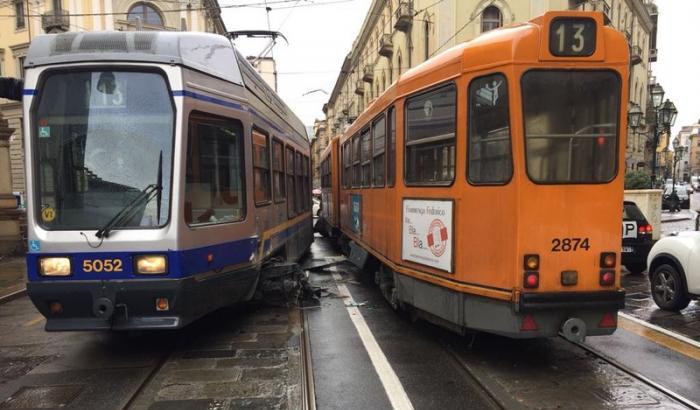 Follia razzista a Torino: un uomo marocchino e disabile aggredito dalla folla sul tram