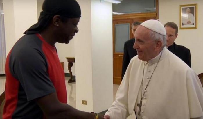 Il Papa all'attore omosessuale: "chi giudica non ha un cuore umano, ogni persona ha la sua dignità"