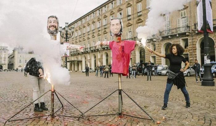 000528B5-anche-i-manichini-di-maio-salvini-oggetto-d-una-incendiata-protesta Anche i manichini Di Maio-Salvini oggetto d'una “bollente” protesta