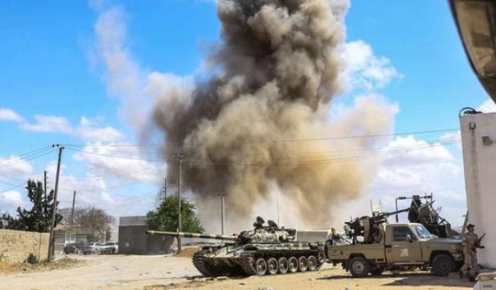 Haftar bombarda il centro migranti: sei morti