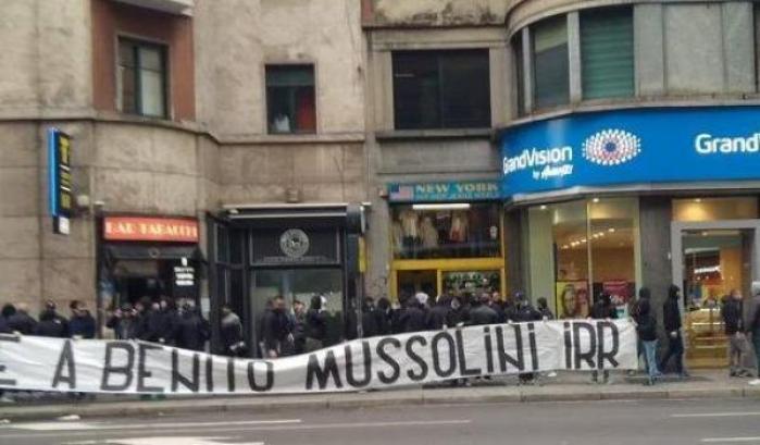 Salvini 'condanna' lo striscione a Milano senza pronunciare le parole 'Mussolini' e 'fascismo'