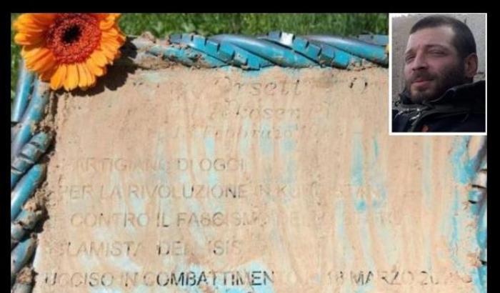 Vergogna a Torino: deturpata la lapide del combattente Lorenzo Orsetti