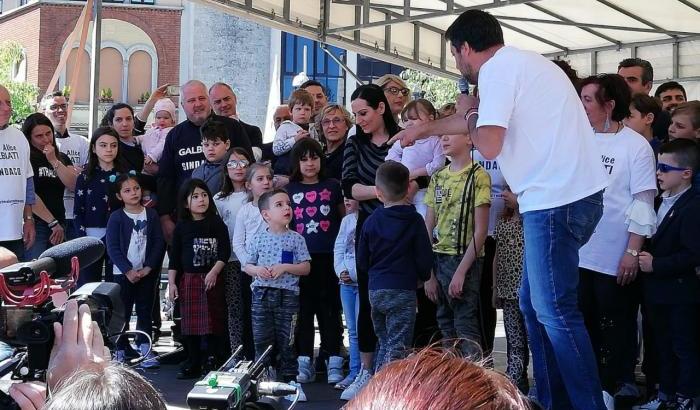Salvini lo xenofobo: "Facciamo figli, perché non arrivino quelli confezionati dai barconi"