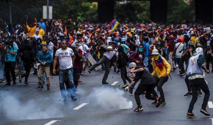 Le due piazze di Maduro e Guaidò si scontrano: morta una manifestante