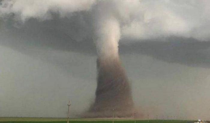 Ecco il video del devastante tornado che ha causato diversi feriti in Romania