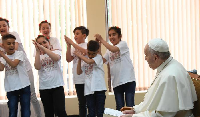 Papa Francesco incontra i bambini del campo profughi di Sofia