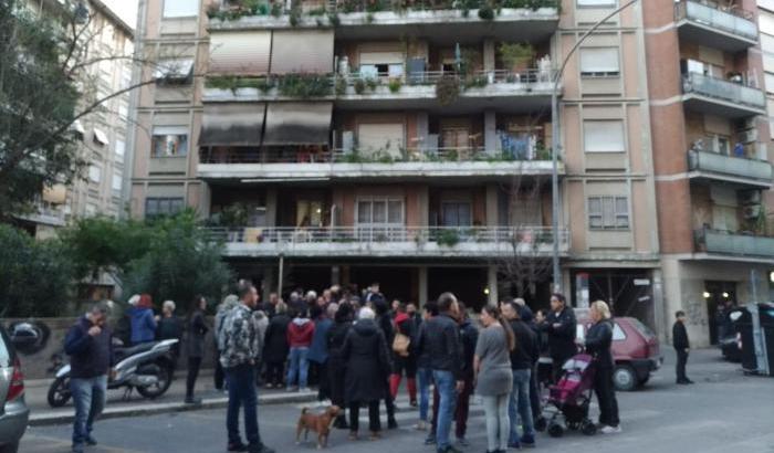 La famiglia rom che ha avuto la casa a Casal Bruciato: "Ci minacciano per mandarci via"