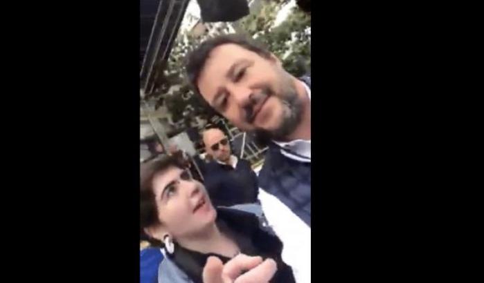 La ragazza che ha contestato Salvini racconta: "mi hanno detto 'la prossima volta ti spezziamo le dita'"