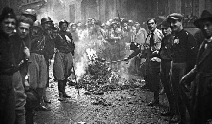 Fascisti bruciano i libri