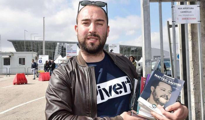 Altaforte davanti ai cancelli del Salone: "Attaccano me per attaccare Salvini"